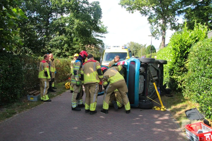 Vrouw bekneld bij ongeval in woonwijk