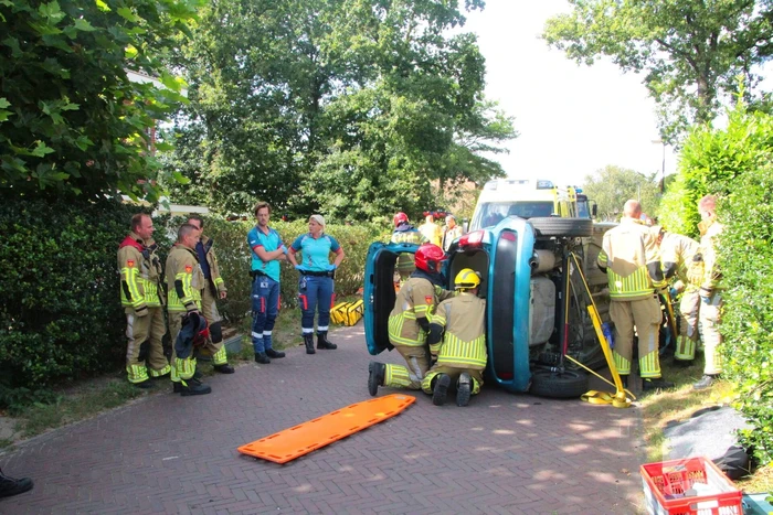 Vrouw bekneld bij ongeval in woonwijk