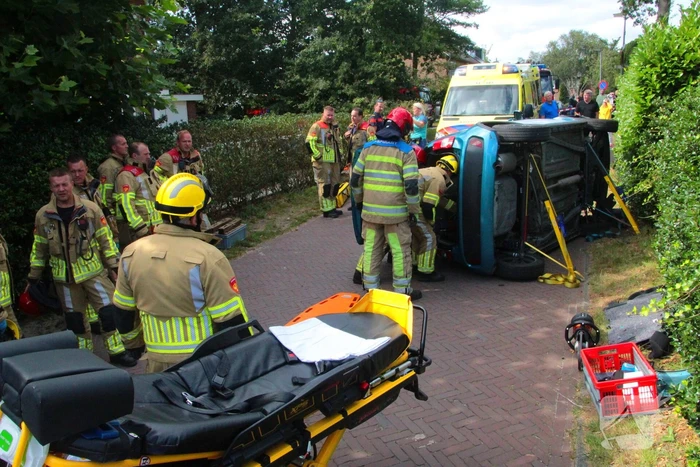 Vrouw bekneld bij ongeval in woonwijk