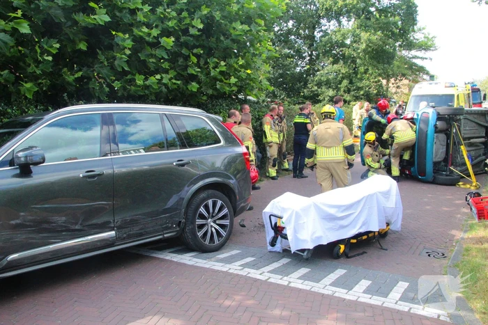 Vrouw bekneld bij ongeval in woonwijk