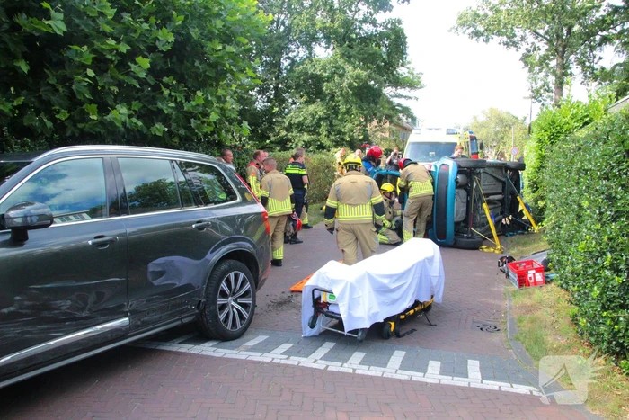 Vrouw bekneld bij ongeval in woonwijk