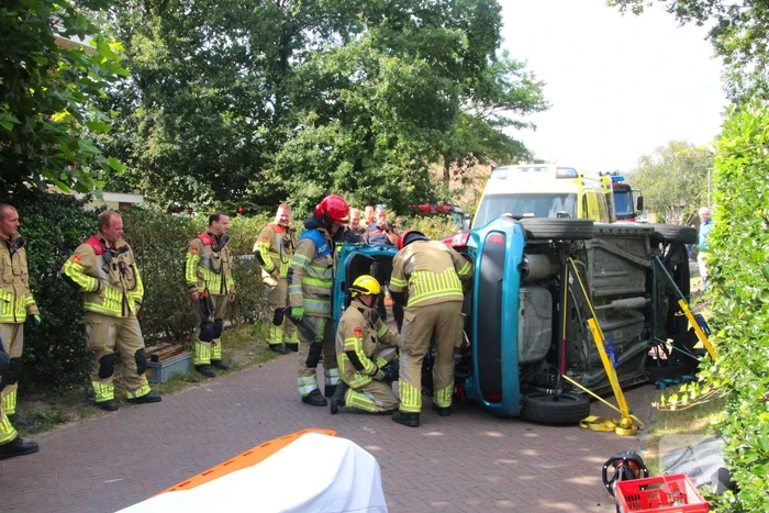 Vrouw bekneld bij ongeval in woonwijk