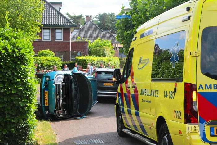 Vrouw bekneld bij ongeval in woonwijk