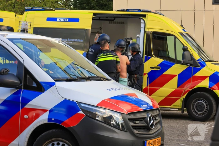 Hondengeleider overmeesterd persoon met onbegrepen gedrag