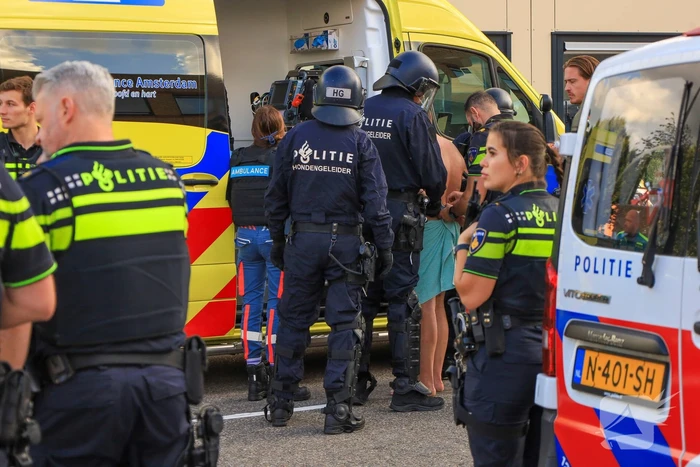 Hondengeleider overmeesterd persoon met onbegrepen gedrag
