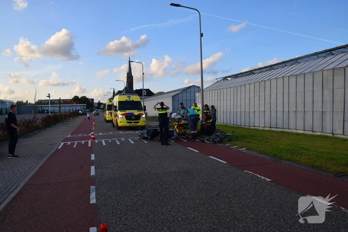 Scooterrijder en fietser hard ten val na botsing