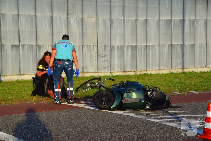 Scooterrijder en fietser hard ten val na botsing