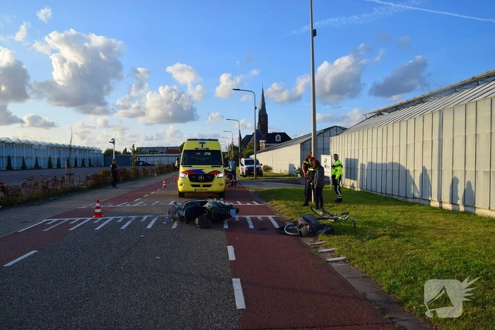 Scooterrijder en fietser hard ten val na botsing
