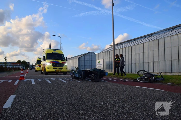 Scooterrijder en fietser hard ten val na botsing