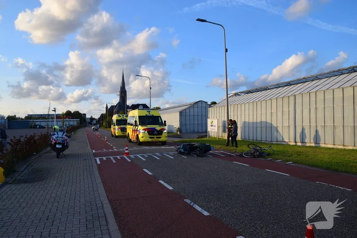 Scooterrijder en fietser hard ten val na botsing