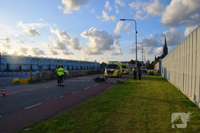 Scooterrijder en fietser hard ten val na botsing
