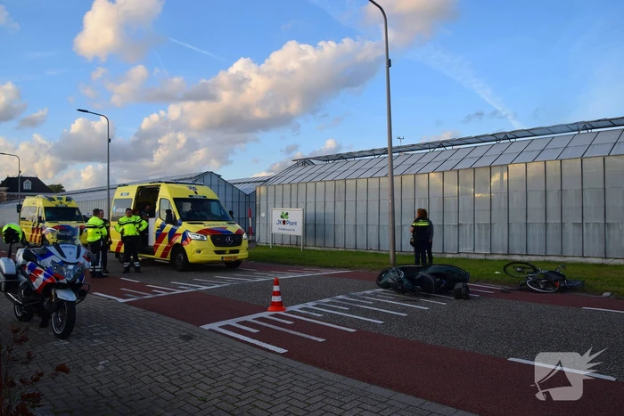 Scooterrijder en fietser hard ten val na botsing