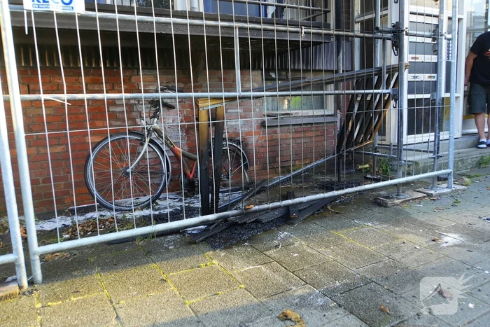 Brand tegen gevel snel onder controle
