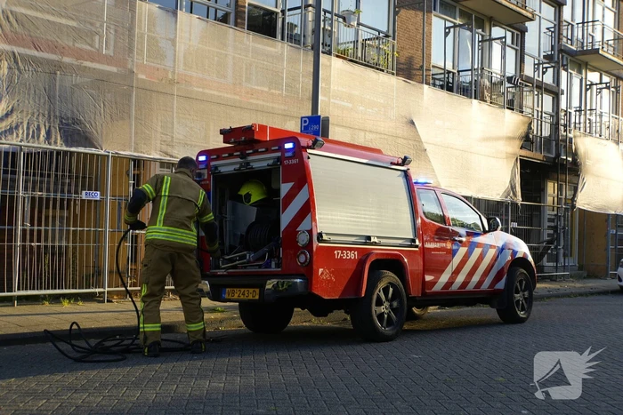 Brand tegen gevel snel onder controle