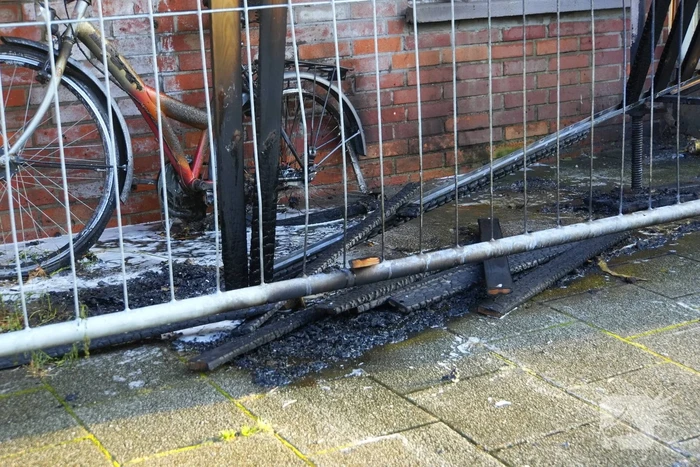 Brand tegen gevel snel onder controle
