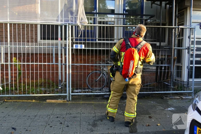 Brand tegen gevel snel onder controle