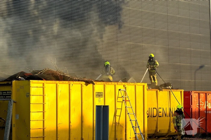 Vuilcontainers in brand, brandstichting niet uitgesloten