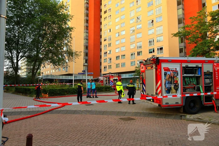 Brandweer lange tijd bezig met brandbestrijding in gebouw