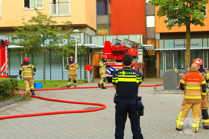 Brandweer lange tijd bezig met brandbestrijding in gebouw