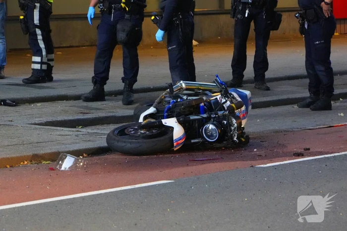 Motorrijder hard ten val na botsing, traumateam ingezet
