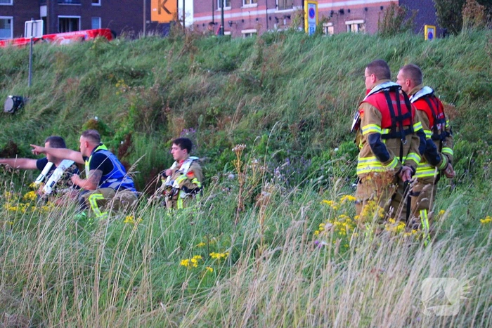 Brandweerduikers zoeken naar mogelijke drenkeling
