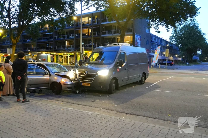 Gewonde na botsing tussen auto en bestelbus