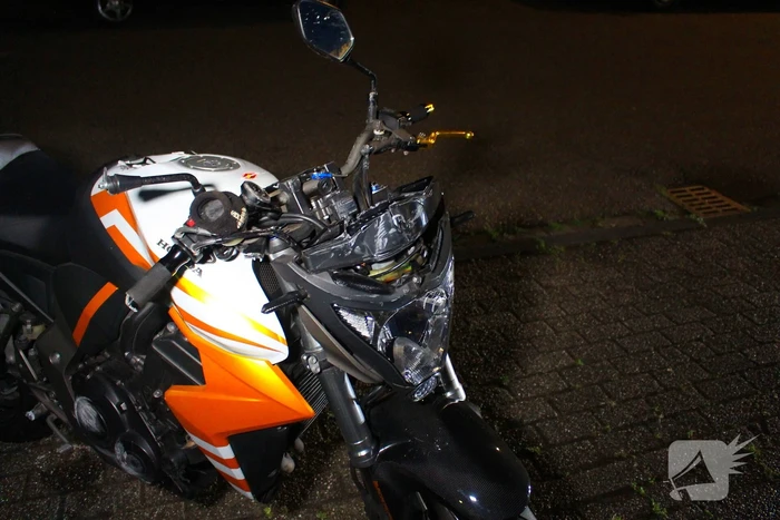 Motorrijder zonder rijbewijs botst tegen personenauto