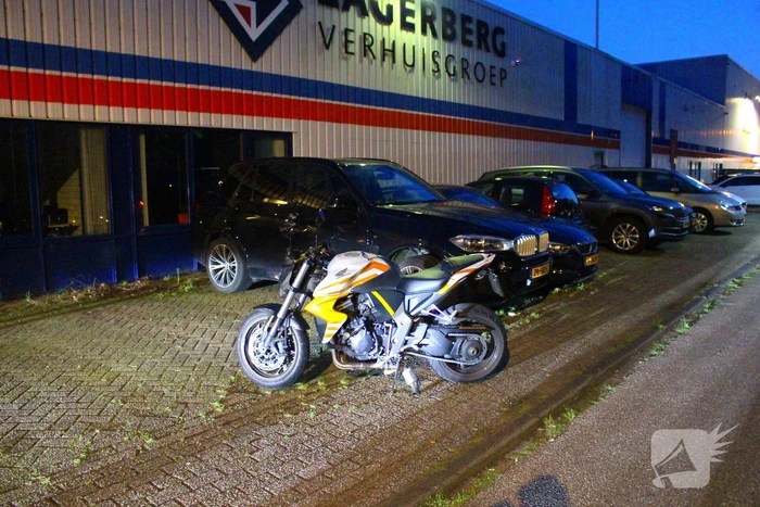 Motorrijder zonder rijbewijs botst tegen personenauto