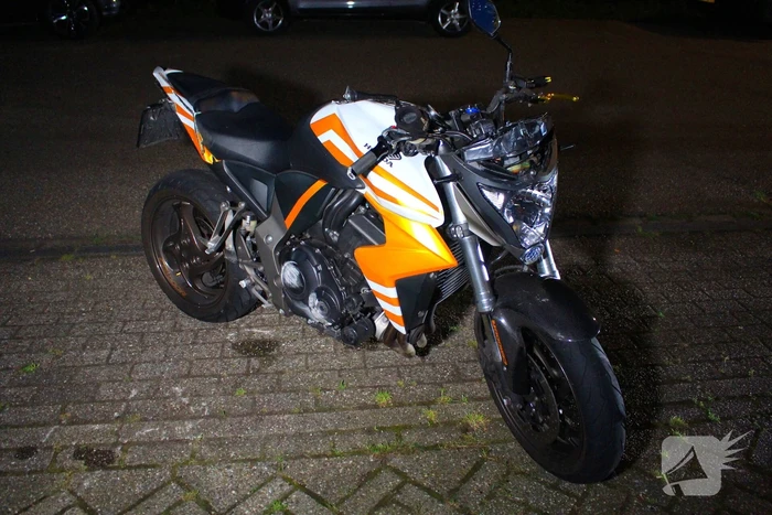 Motorrijder zonder rijbewijs botst tegen personenauto