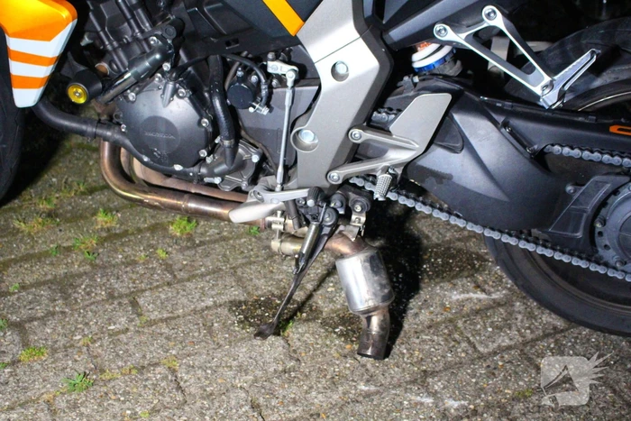 Motorrijder zonder rijbewijs botst tegen personenauto