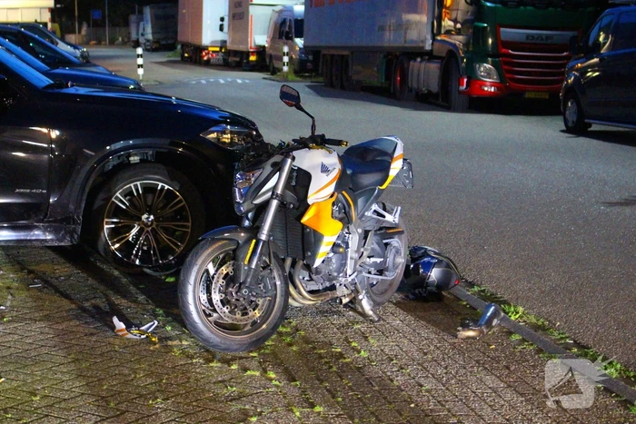 Motorrijder zonder rijbewijs botst tegen personenauto