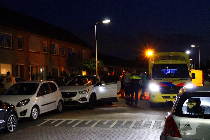 Automobilist botst tegen geparkeerde auto