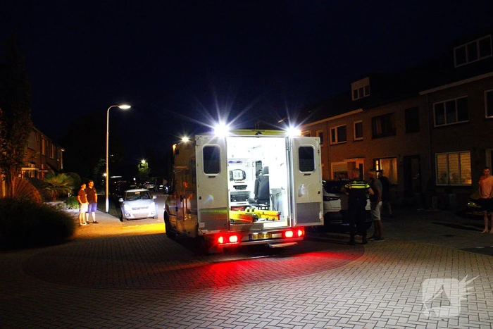 Automobilist botst tegen geparkeerde auto
