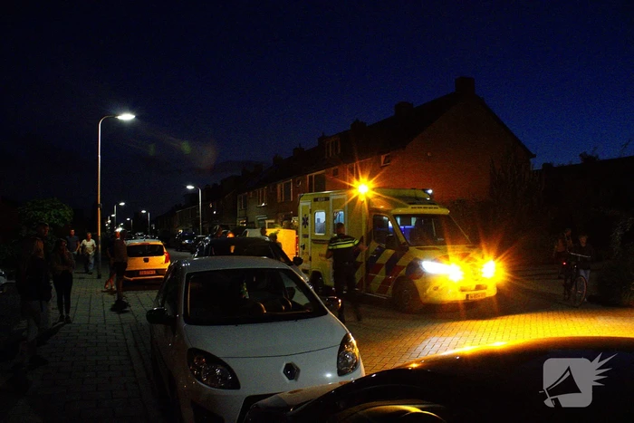 Automobilist botst tegen geparkeerde auto