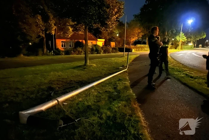 Auto ramt lantaarnpaal en eindigt in bosschages