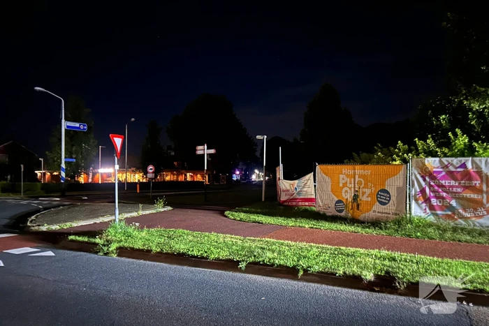 Auto ramt lantaarnpaal en eindigt in bosschages