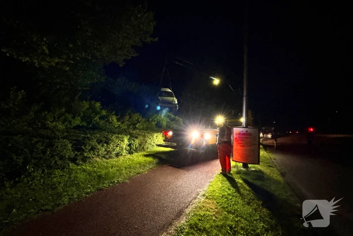 Auto ramt lantaarnpaal en eindigt in bosschages
