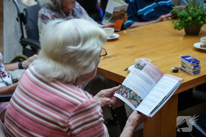 Burgemeester overhandigd vernieuwde activiteitenbrochure voor senioren
