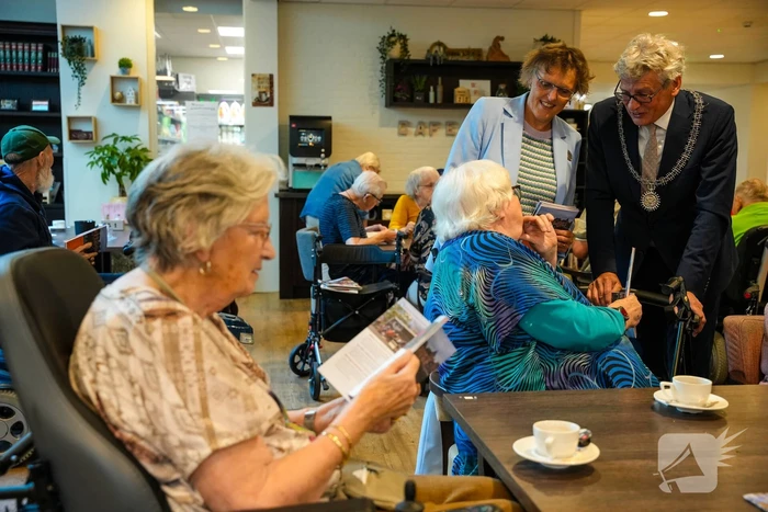 Burgemeester overhandigd vernieuwde activiteitenbrochure voor senioren
