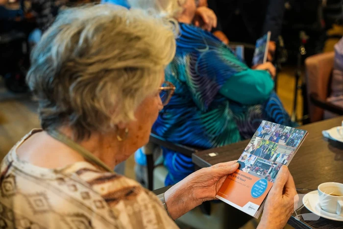 Burgemeester overhandigd vernieuwde activiteitenbrochure voor senioren