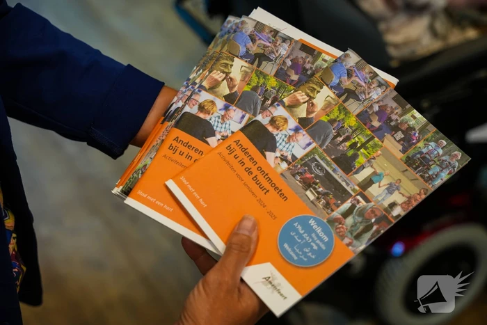 Burgemeester overhandigd vernieuwde activiteitenbrochure voor senioren