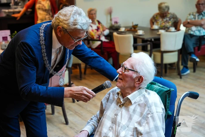 Burgemeester overhandigd vernieuwde activiteitenbrochure voor senioren