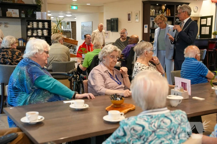 Burgemeester overhandigd vernieuwde activiteitenbrochure voor senioren