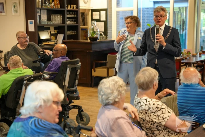 Burgemeester overhandigd vernieuwde activiteitenbrochure voor senioren