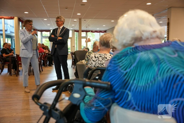 Burgemeester overhandigd vernieuwde activiteitenbrochure voor senioren