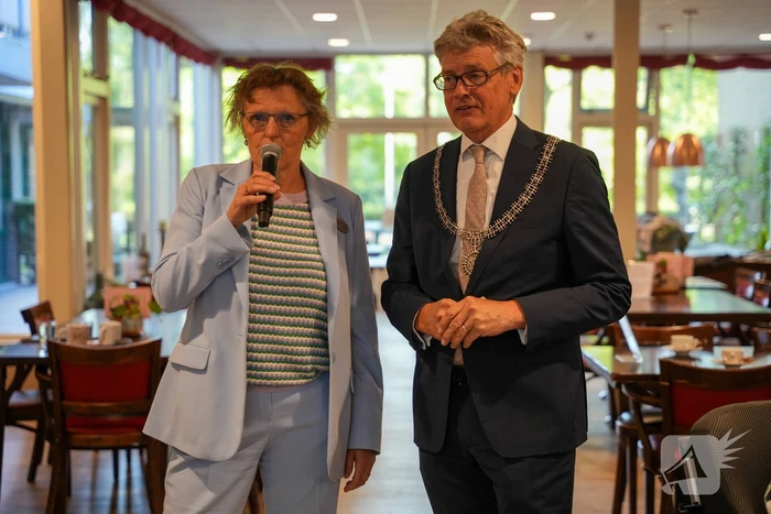 Burgemeester overhandigd vernieuwde activiteitenbrochure voor senioren