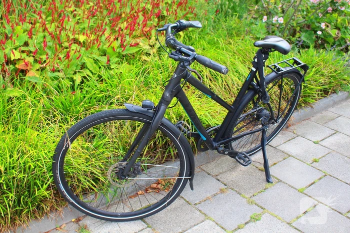 Automobilist botst met fietser