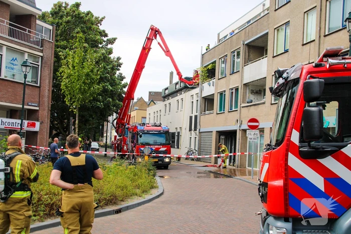Veel rookontwikkeling bij brand op dak bij portiekwoning