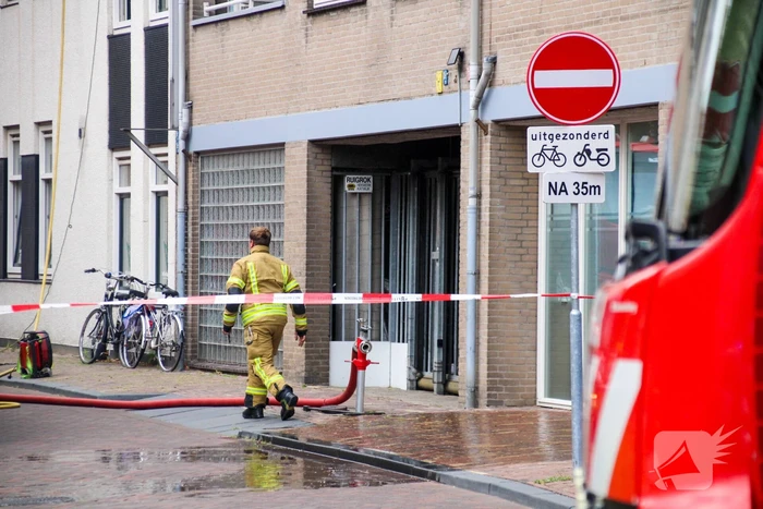 Veel rookontwikkeling bij brand op dak bij portiekwoning