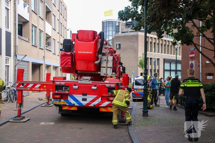 Veel rookontwikkeling bij brand op dak bij portiekwoning
